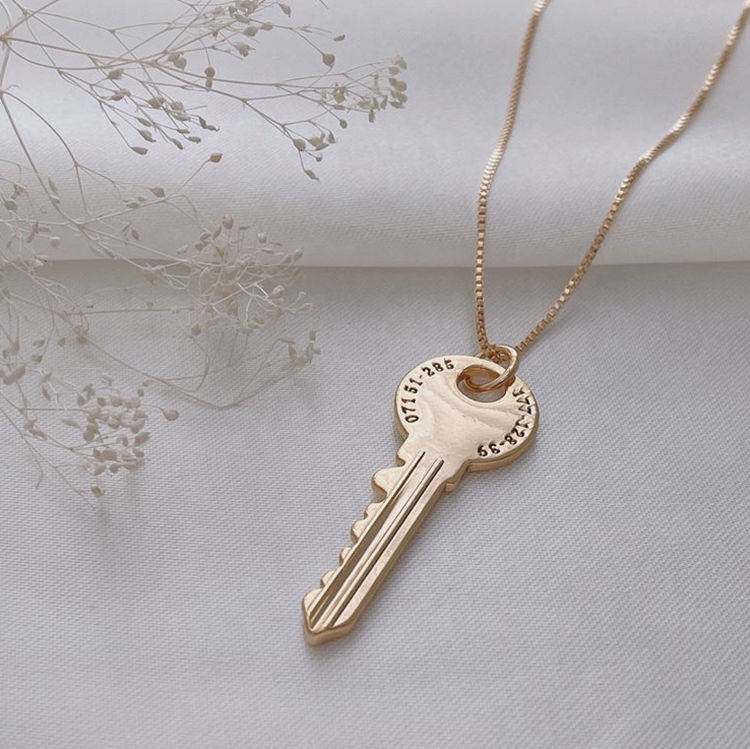 Personalize Women Stainless Steel Tarnish Free Trendy Jewelry Engraved Word Customize Gold Plated Key Necklace 