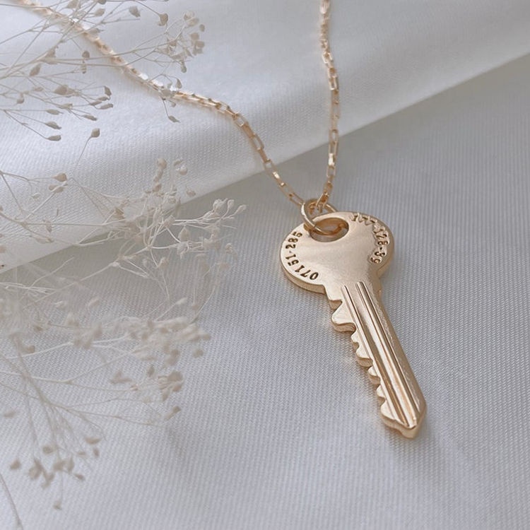 Personalize Women Stainless Steel Tarnish Free Trendy Jewelry Engraved Word Customize Gold Plated Key Necklace 