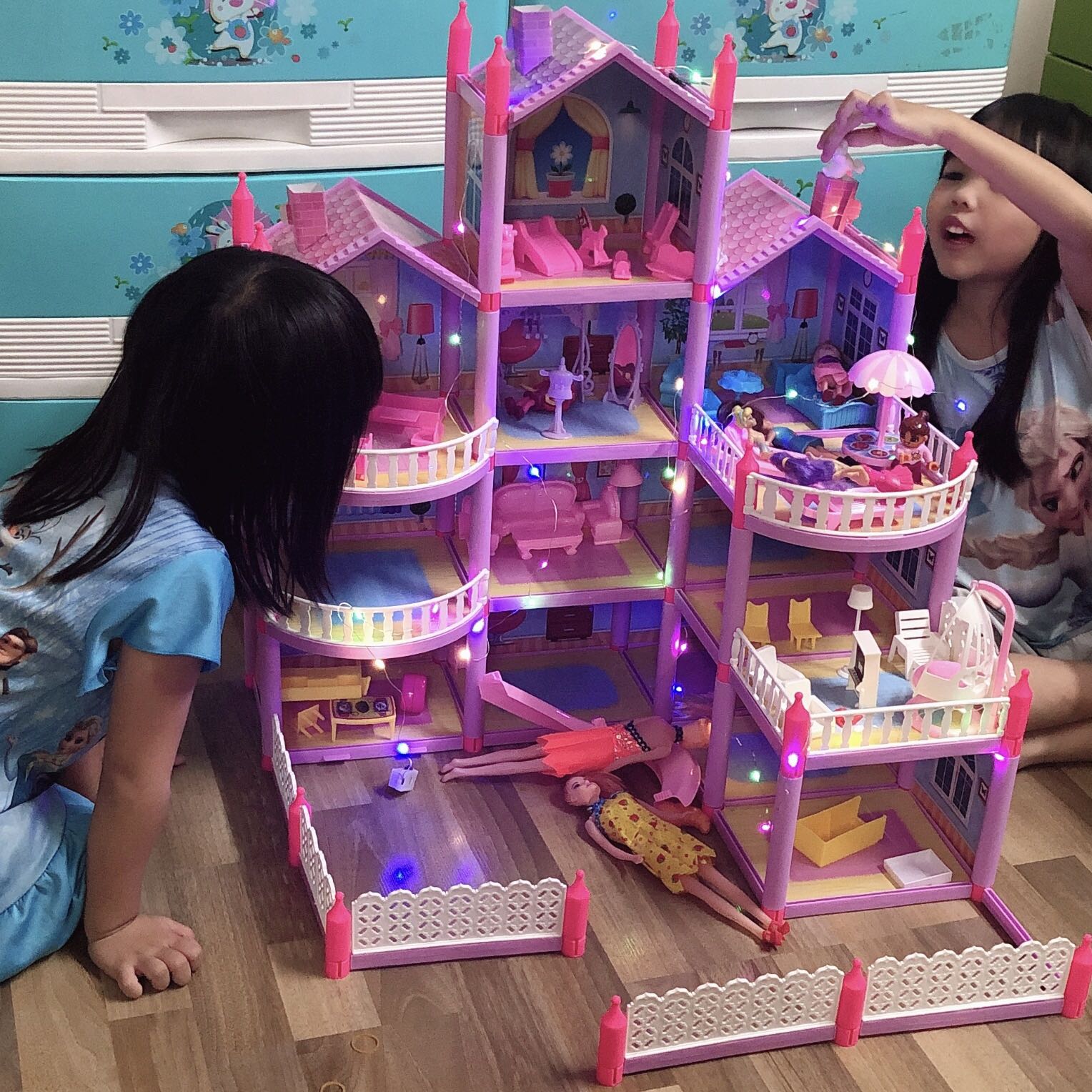 [Free 4PCS dolls + Fairy Lights] SALE Big Dollhouse Mainan Budak Perempuan Multiple Floors Girls Kids Dream Barbie Doll House with Simulation Furnitures Set DIY Toys
