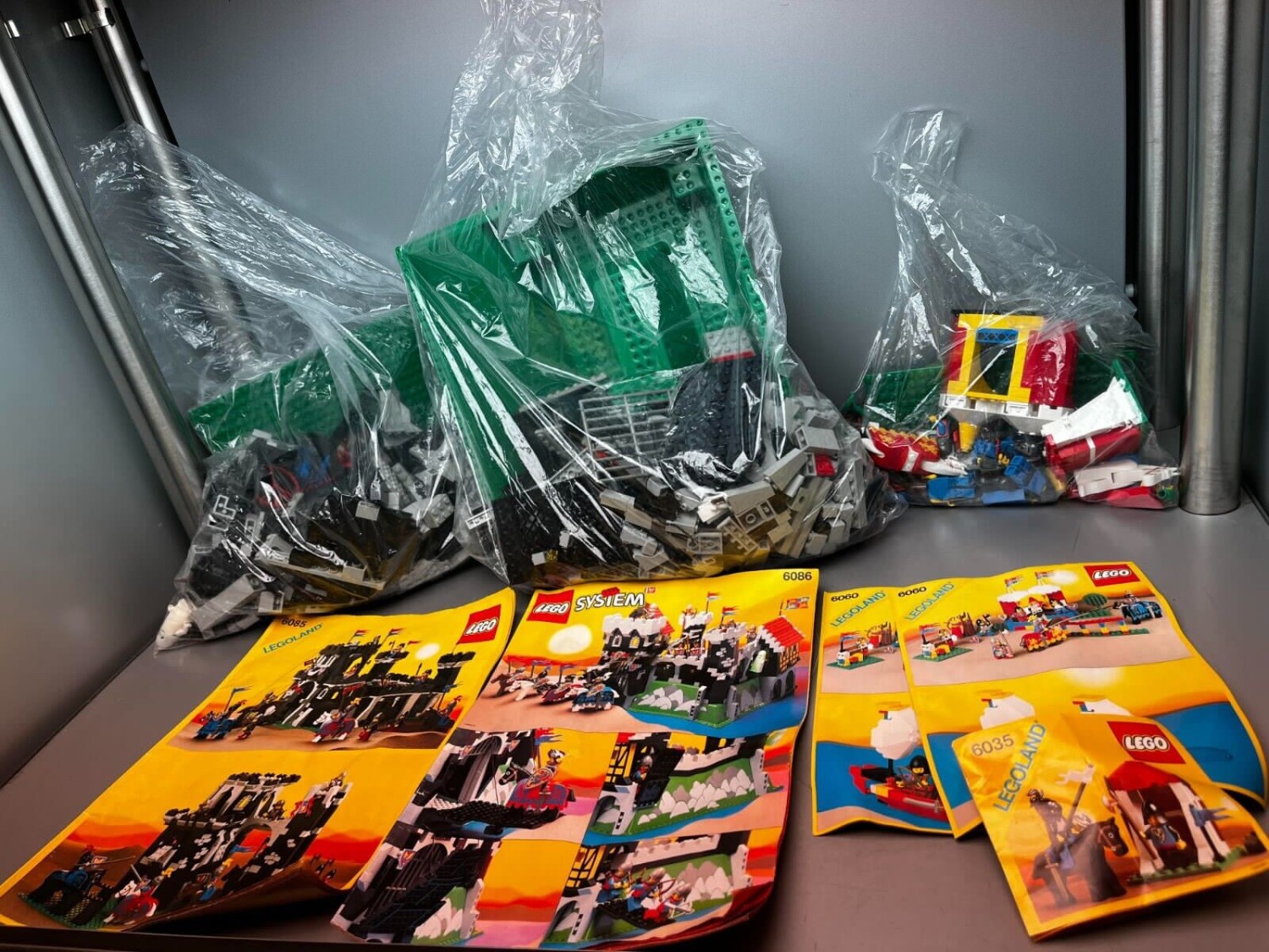 LEGO Classic Castle lot - 6085 Black Monarch, 6086 Black Knights, 6035, 6060