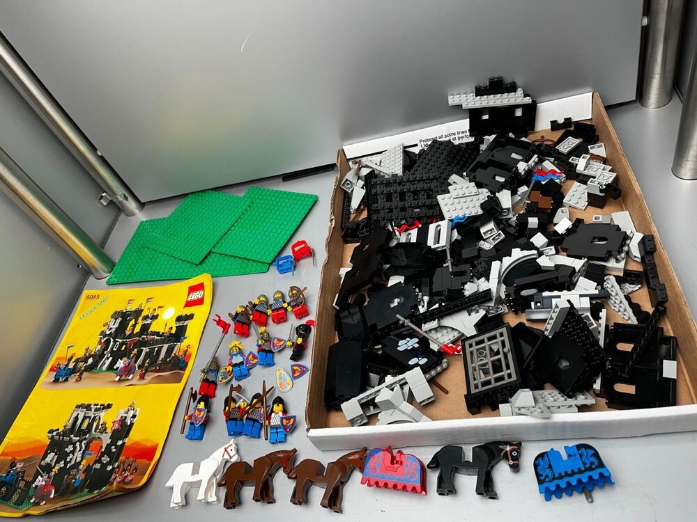 LEGO Classic Castle lot - 6085 Black Monarch, 6086 Black Knights, 6035, 6060