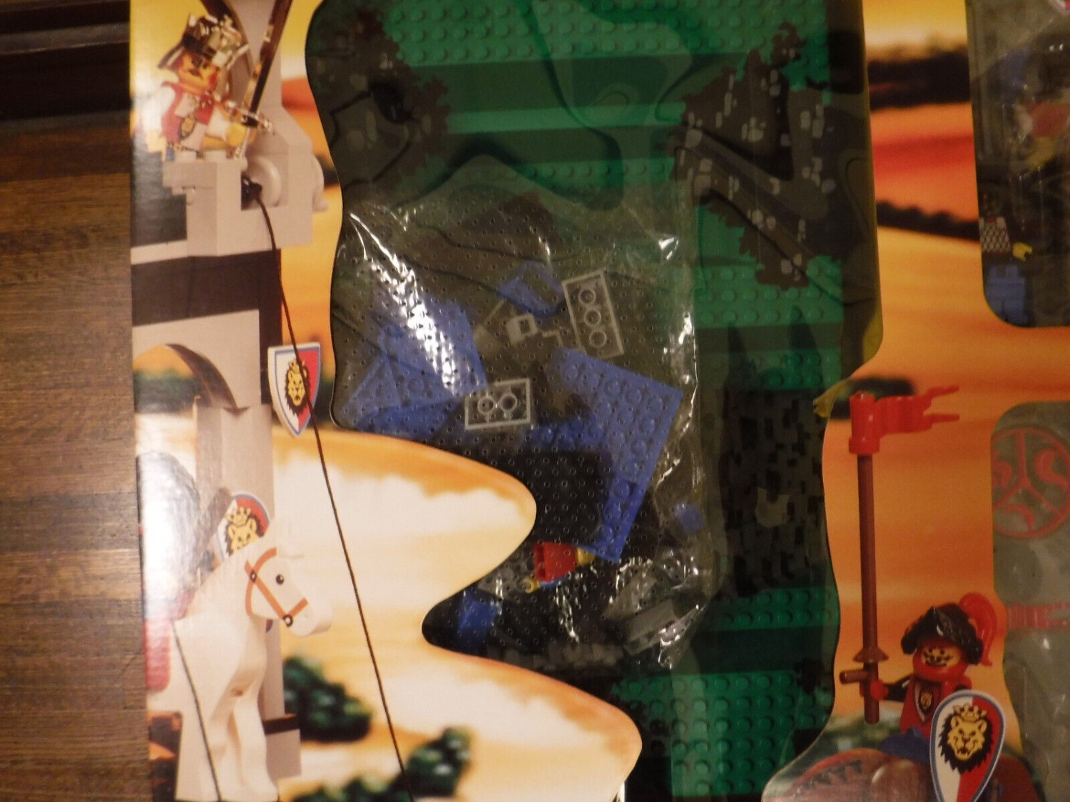 Lego System 6090 Royal Knights Castle New in Sealed Box 743 PCS. 1995