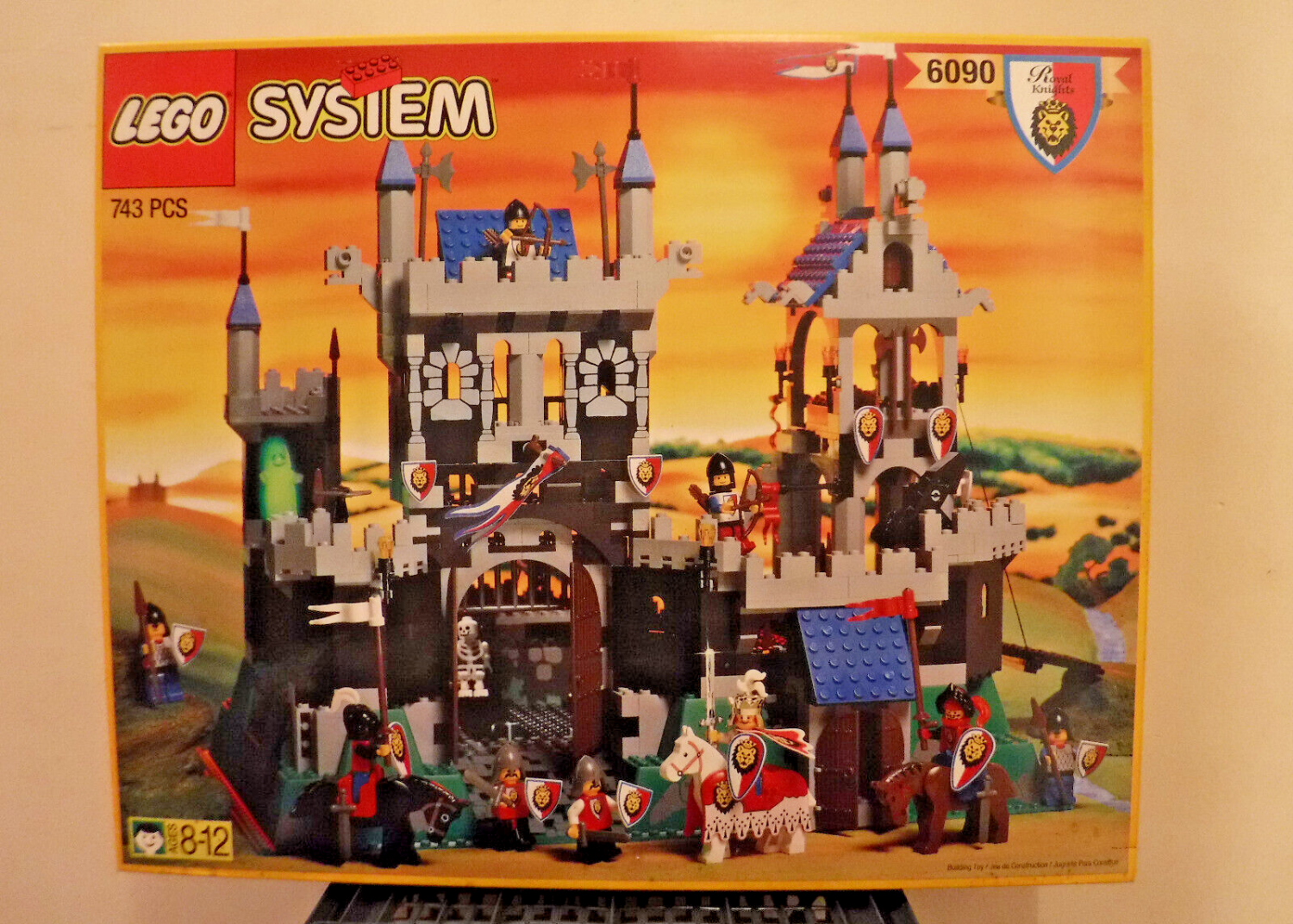 Lego System 6090 Royal Knights Castle New in Sealed Box 743 PCS. 1995