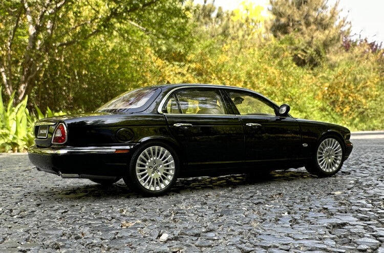 Almost Real AR 1/18 Jaguar XJ6 X350 Diecast Model Car Toy Series Black/Green