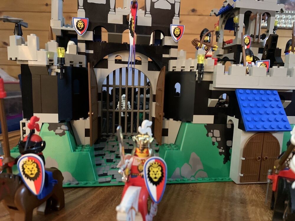 LEGO 6090 Royal Knight's Castle with Box & Instructions EXCELLENT CONDITION