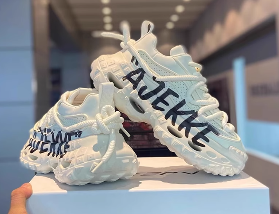 Fashion brand men's shoes 2025 winter new velvet thick-soled dad shoes men's versatile height-increasing shoes sports casual shoes