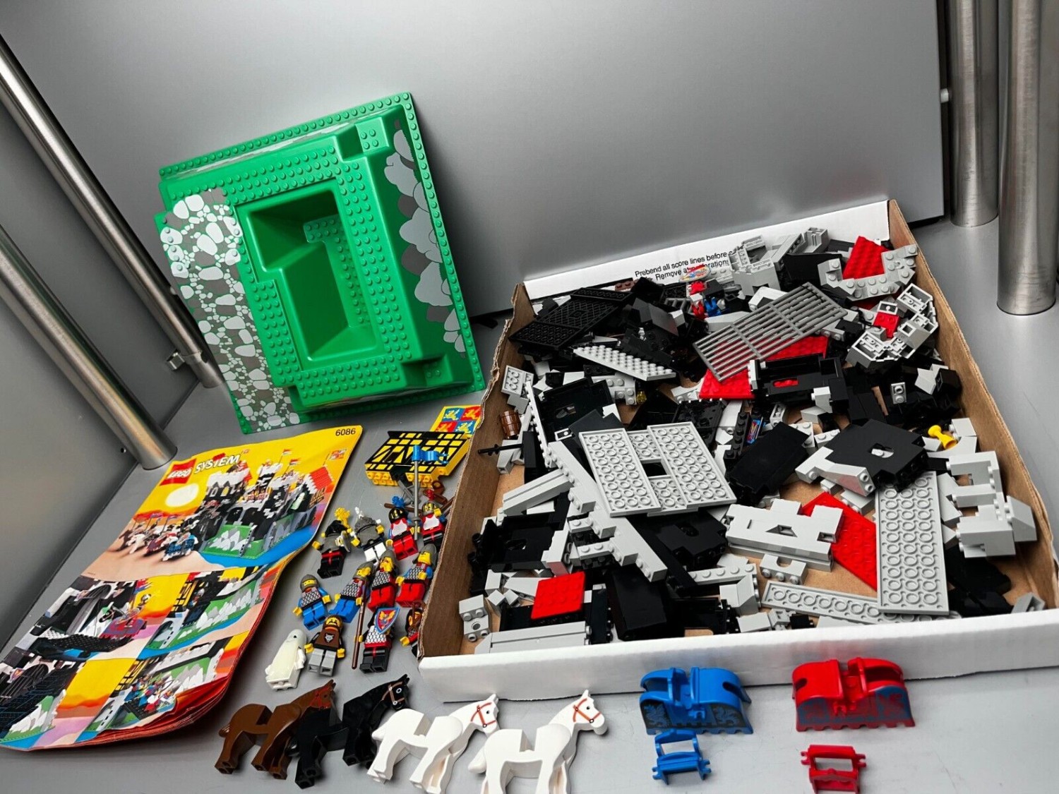 LEGO Classic Castle lot - 6085 Black Monarch, 6086 Black Knights, 6035, 6060